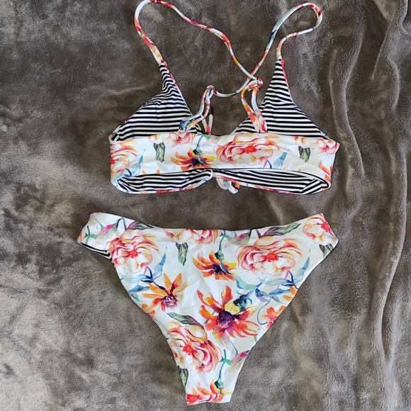 Cupshe Floral/Striped Reversible Bikini - Picture 4 of 4